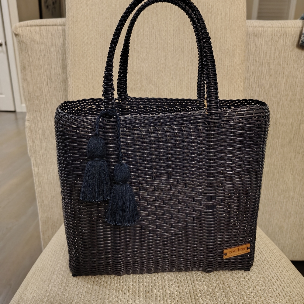 ixoq Medium Cesta Dark Navy Tote With Tassel.